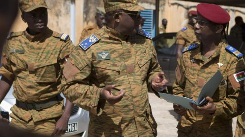 Оланд призова военните в Буркина Фасо да сдадат властта