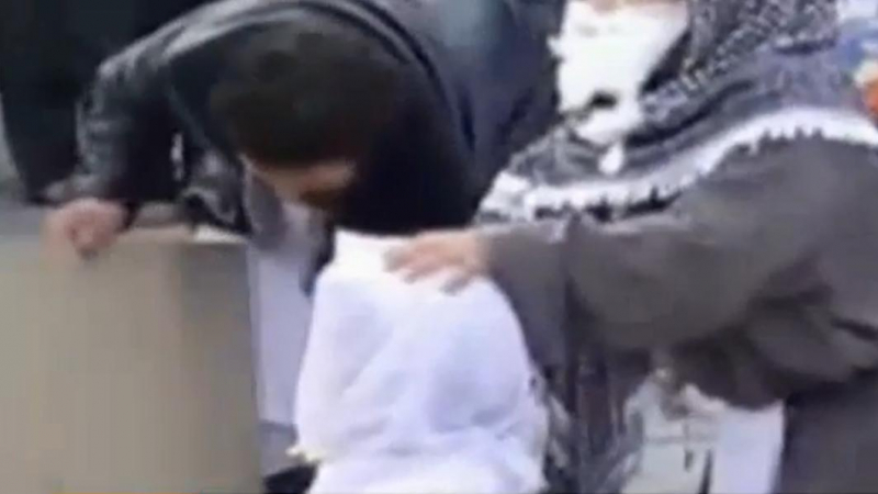 Прокуратурата подхвана клип, в който 7-годишно дете обезглавява друго с меч играчка