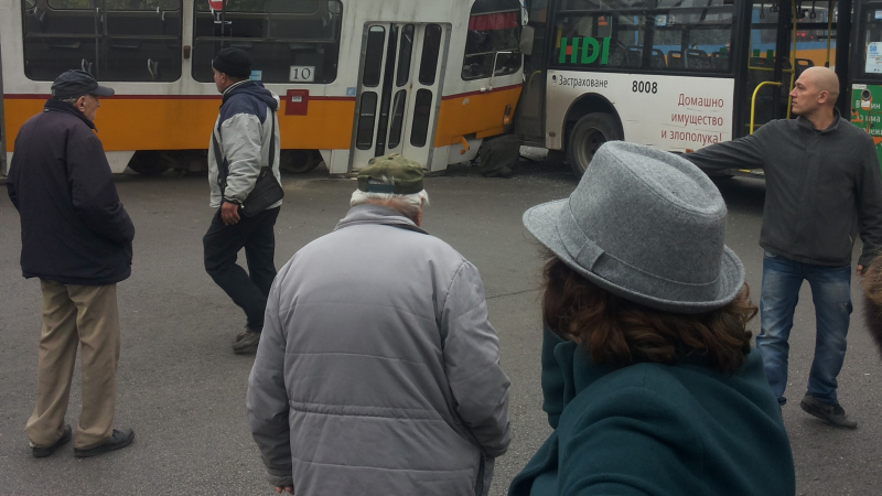 Ето как трамвай и автобус изправиха на нокти столичани (СНИМКИ)