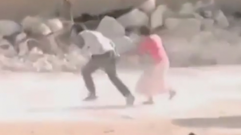 Сирийско момче спаси приятелка под обстрел от снайпер (ВИДЕО)