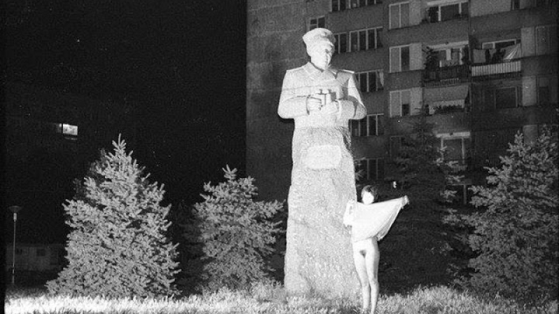 Социалистически сексмомент: Гола жена позира пред паметник на маршал Толбухин