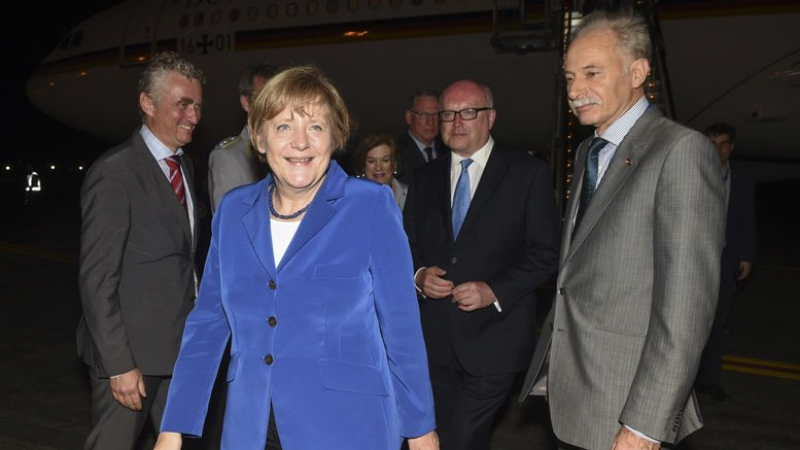 Ангела Меркел удари чаша бира преди старта на срещата на Г20