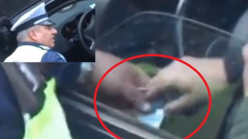 Вижте как полицай прибира подкуп от шофьор в София! (ВИДЕО)