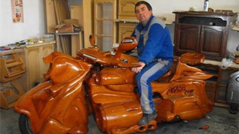 Направиха дървен мотоциклет в Трявна
