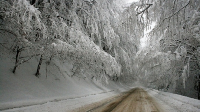 Сняг заплашва трафика през високите проходи