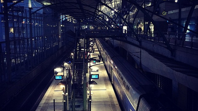 1300 пътници в два влака бедстваха в студ и тъмнина