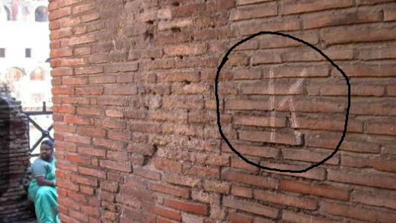Ето как наказаха руснака, който изрисува буква на Колизеума