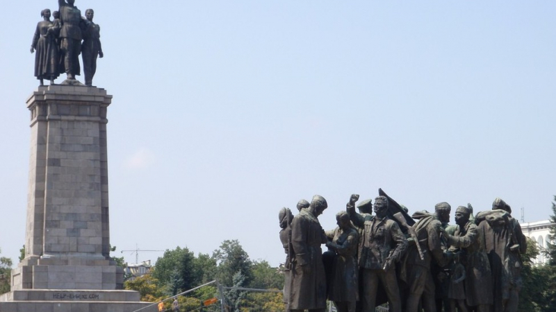 Фенове на Русия се събраха пред Паметника на съветската армия
