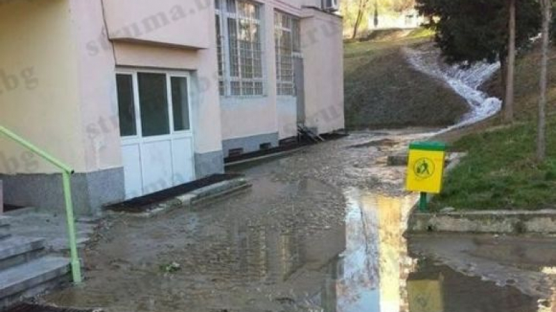 Спукана тръба наводни училище в Сандански 