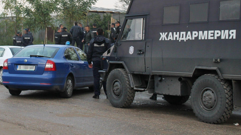 Полиция и жандармерия нахлуха в циганската махала в Пазарджик!