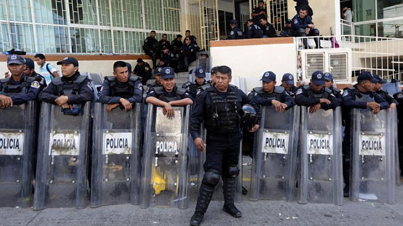 Окупираха правителствена сграда в Мексико