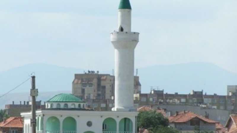 Напрежение пред джамията в Пазарджик – 100 души отвън, жандармерия вътре