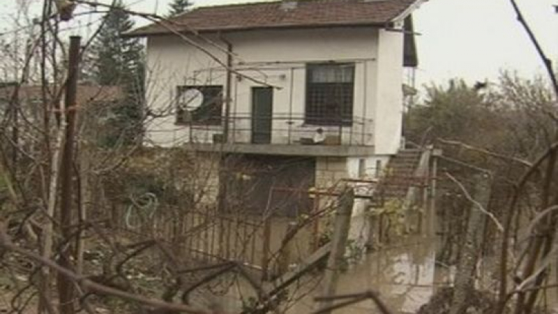 Русенското село Красен остава под вода, вълната се оттегля бавно