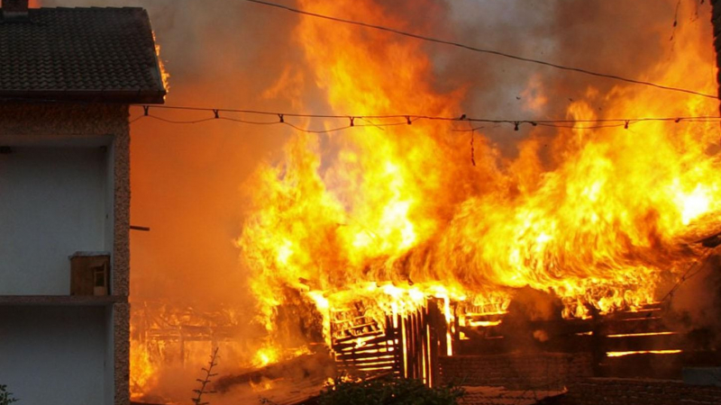 Огромен пожар остави 20 семейства без покрив