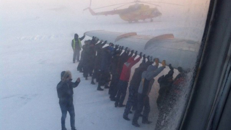 Сибириада: Пътници бутат замръзнал самолет (ВИДЕО)
