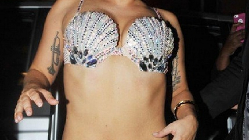 Лейди Гага си тръгна по бикини от концерт