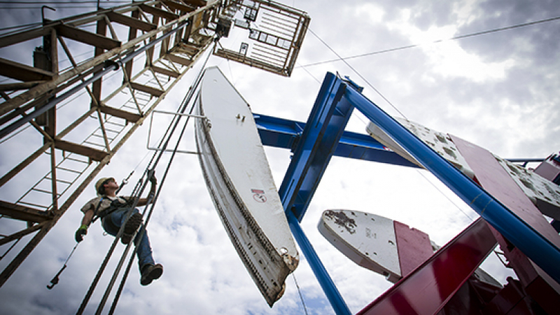 Преди срещата на ОПЕК днес: Петрол „Брент” падна под 77 долара за барел