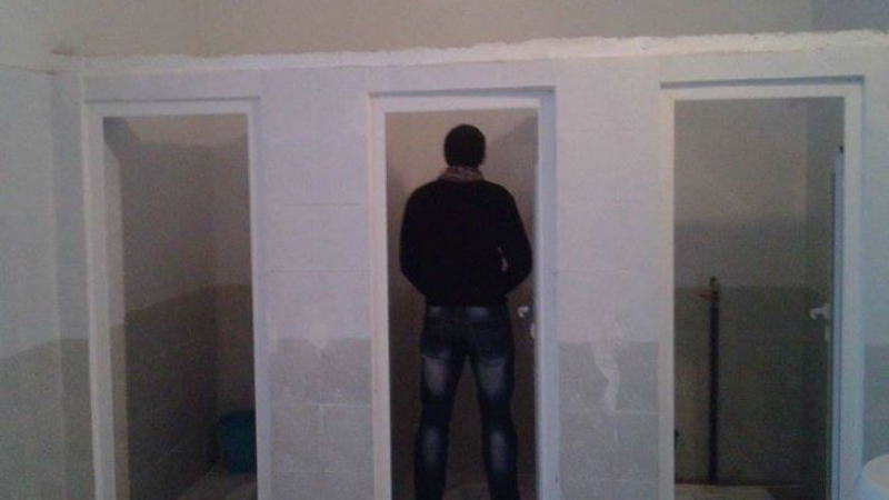 Биг Брадър дебне в тоалетните на Механото в Бургас (СНИМКИ)