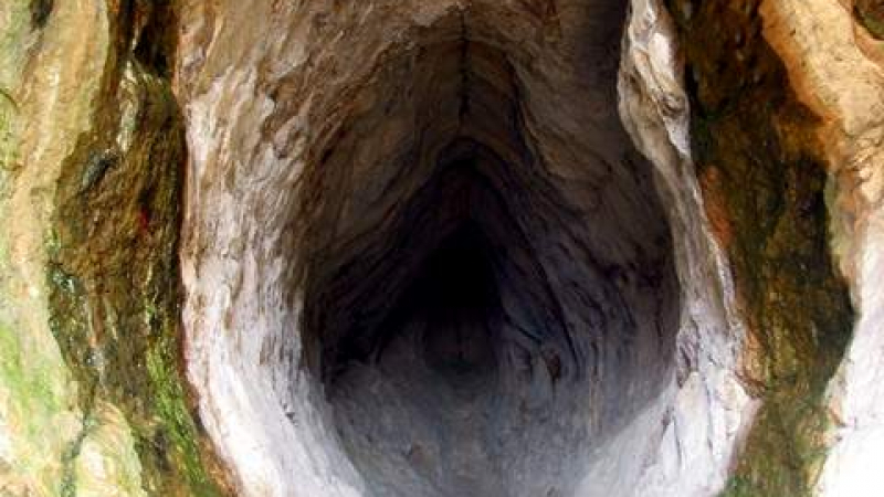 Бездетни от цял свят забременяват в мистична българска пещера във форма на утроба!