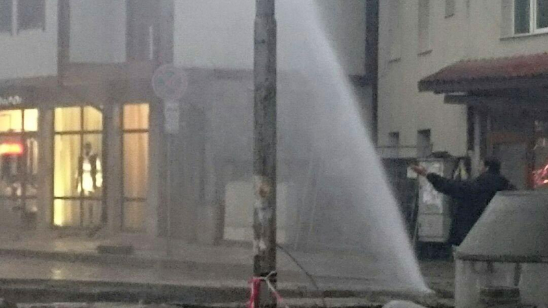 Атракция: 20-метров фонтан бликна от спукан водопровод в Банско (СНИМКИ)