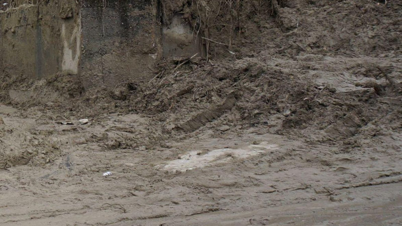 Тонове кал се изсипаха на пътя Айтос-Карнобат