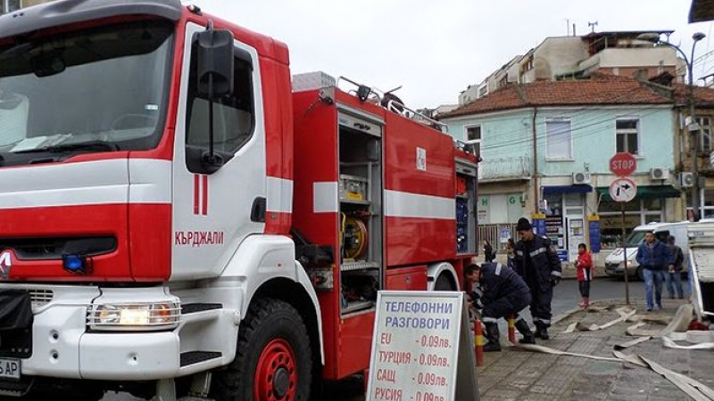 Пловдивските пожарникари на крак, отводняват мазета и дворове
