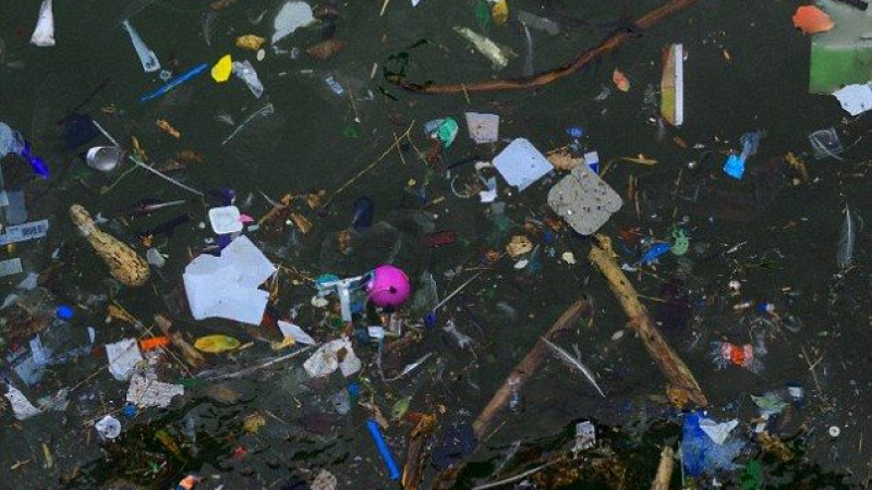 В океаните плуват близо 269 000 тона пластмасови отпадъци