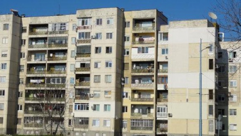 Жена се хвърли от 12-ия етаж във Варна, отдолу я видели как лети!