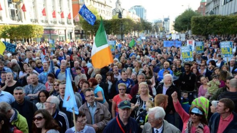 Хиляди ирландци на протест в защита на безплатната вода 
