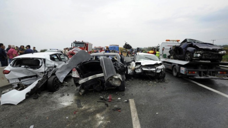 Гърция: Катастрофа с 35 автомобила, загина жена