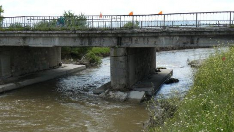 Река Луда Яна подкопава мост 