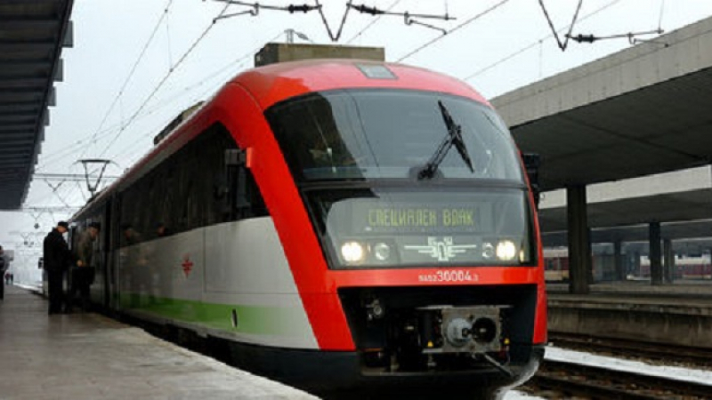 200 пътници зъзнат 2 часа за влак в София