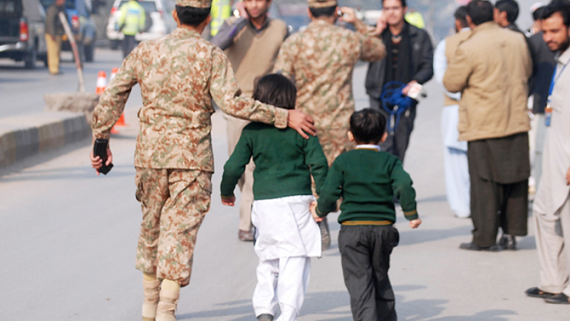 Кръв! 84 деца убити при атака в пакистанско училище 