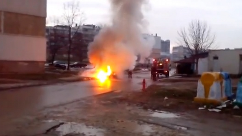 Ето как кола изгоря като факла във Враца (ВИДЕО)