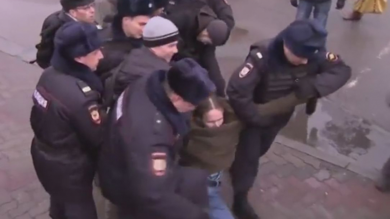 Арести белязаха голямата пресконференция на Путин (ВИДЕО)