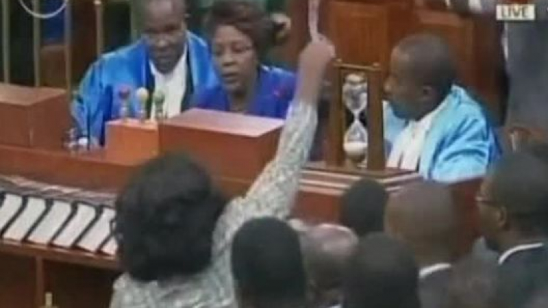 Депутатите в Кения си налетяха с юмруци в парламента (ВИДЕО)