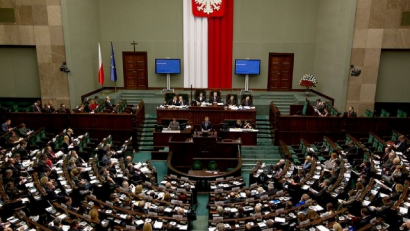 Полша укротява с вето антиимгрантската политика на Лондон