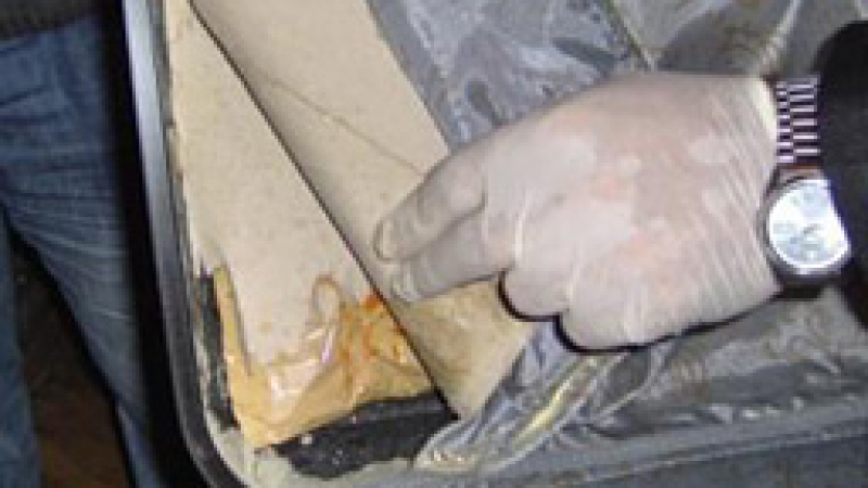Спипаха 2,5 кг хероин в двойно дъно на куфар на Калотина