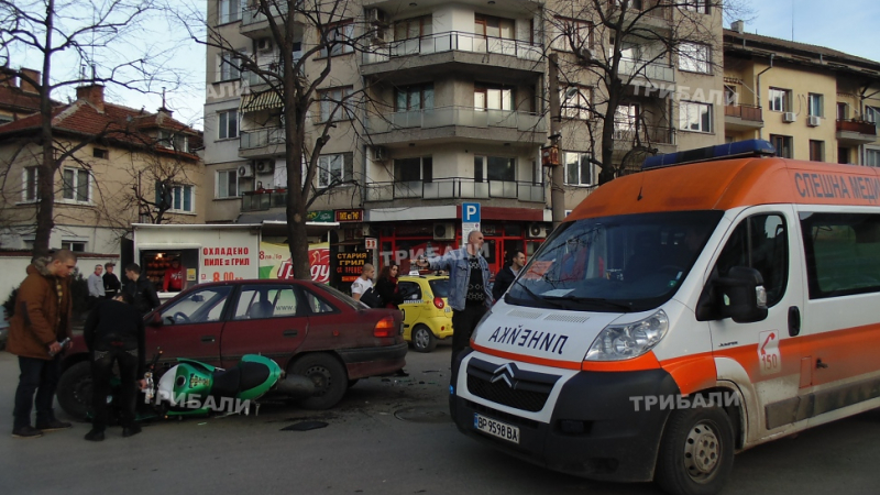 „Опел“ отнесе мотоциклетист в центъра на Враца