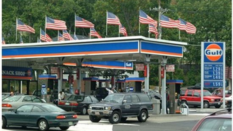 Заради евтиния петрол бензинът в САЩ се срина до 65 цента за литър