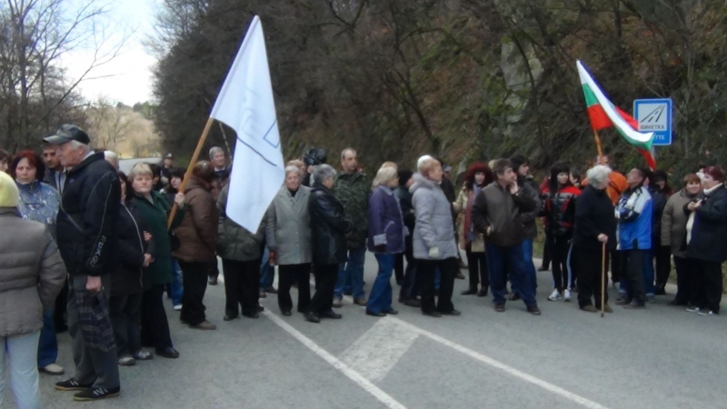 Служители на &quot;Интендантско обслужване&quot; блокираха пътя София-Бургас