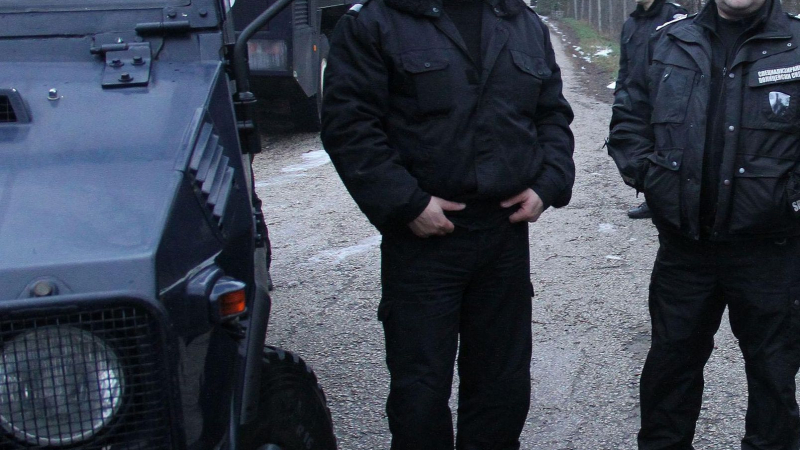 Трима налетяха да бият полицаи пред кръчма в Пловдив