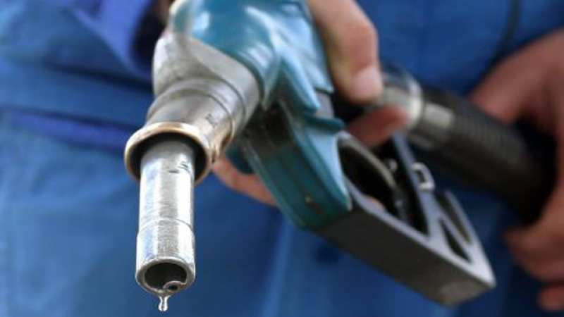 Цената на бензина се срина под 2.20 лева за литър