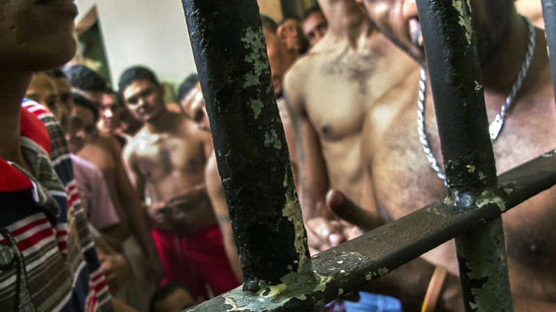 Бунт в бразилски затвор, взеха заложници