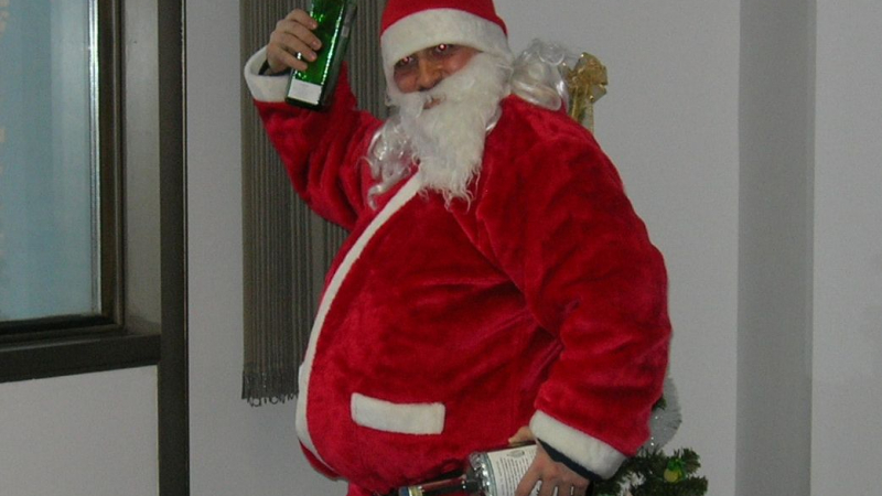 Пиян Дядо Мраз друса кючек с бутилка в гащите