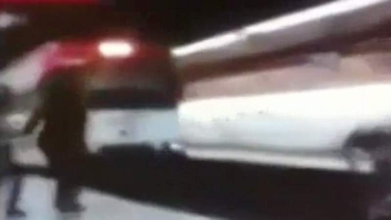 Нелегален имигрант бутна смъртоносно полицай пред пристигащ метровлак (ВИДЕО 18+)