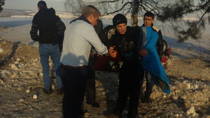Здравният министър спасява ранени в катастрофа (СНИМКИ)