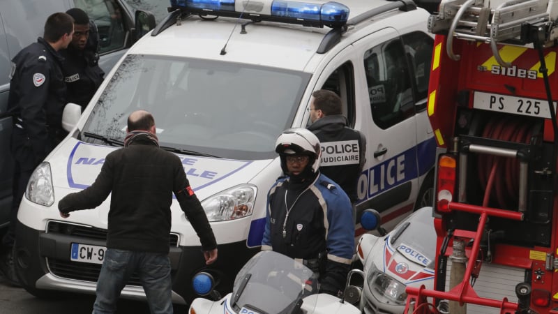 Терористите в Париж викали жертвите си по име!