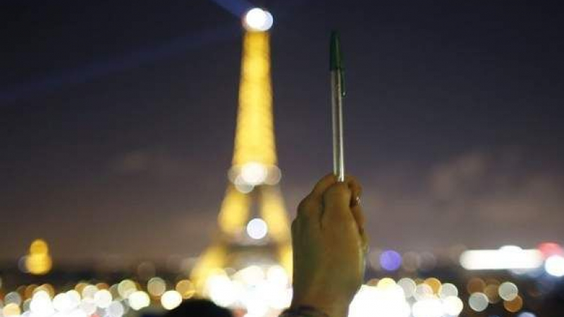 Айфеловата кула угасна в памет на жертвите на клането в &quot;Шарли ебдо&quot; (ВИДЕО)
