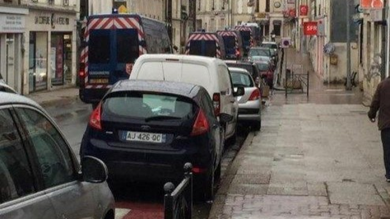 Терористите са се барикадирали в къща на 57 км от Париж 